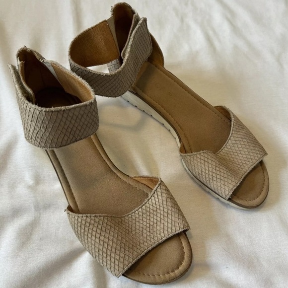 Gabor 9 Snakeskin Look Upper Low Wedge Sandals w/ Adjustable Strap Comfort - Picture 5 of 9